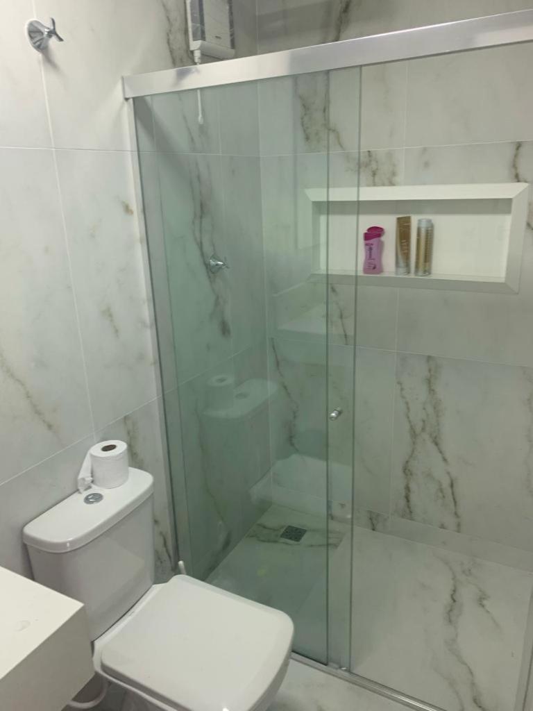 Apart Verdemar Confort com 3 quartos para ate 8 pessoas moderno e funcional e apenas poucos passos da praia