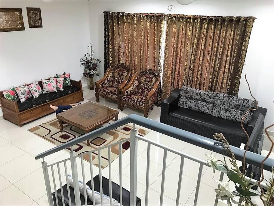 6BR Corner 3-storey House WIFI, Netflix, Aircond photo 5