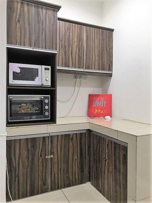 6BR Corner 3-storey House WIFI, Netflix, Aircond photo 7