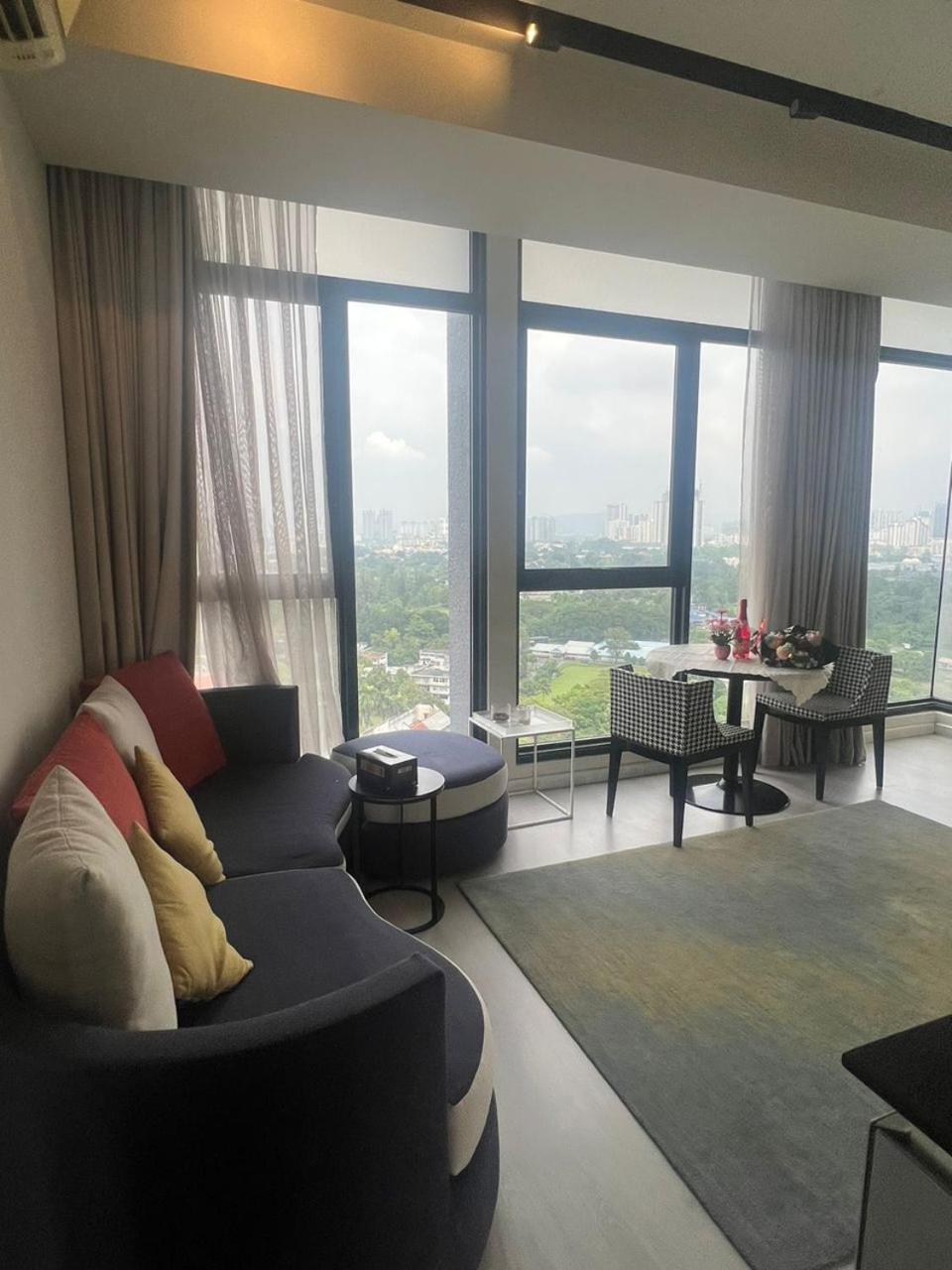 Expressionz Professional Suites By M&T