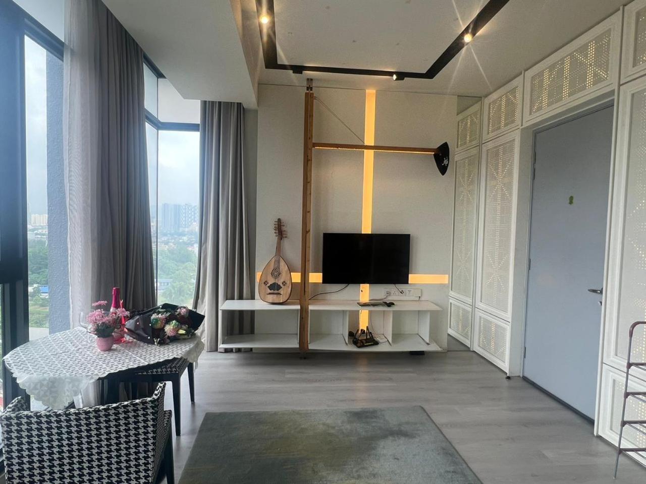 Expressionz Professional Suites By M&T