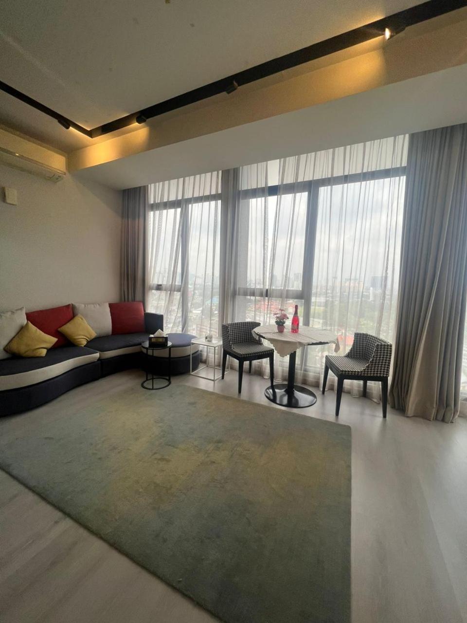 Expressionz Professional Suites By M&T