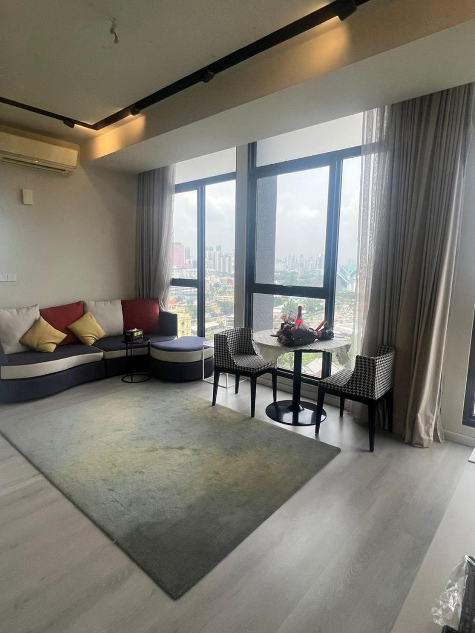 Expressionz Professional Suites By M&T