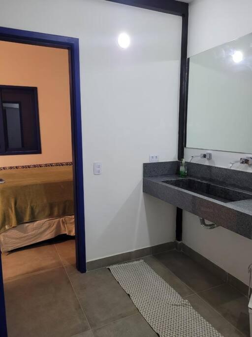 Pé na areia e tranquilidade