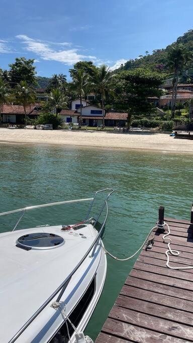 Pé na areia e tranquilidade