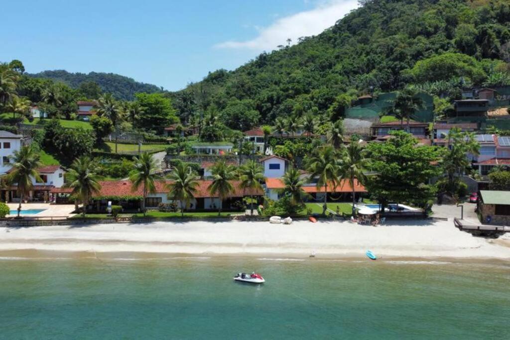 Pé na areia e tranquilidade