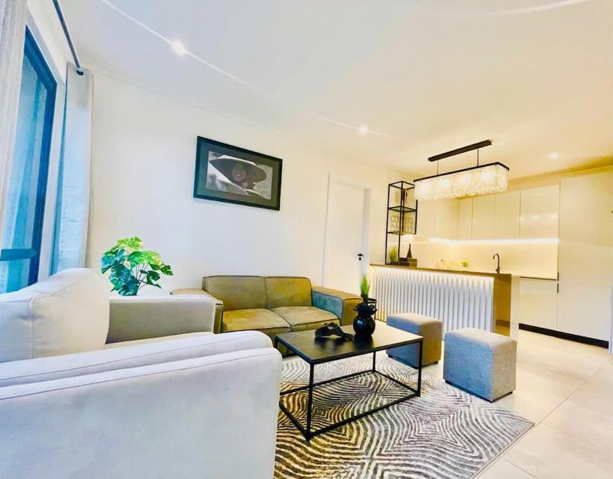 Hyde Park Sandton Luxury 2BR Top Floor