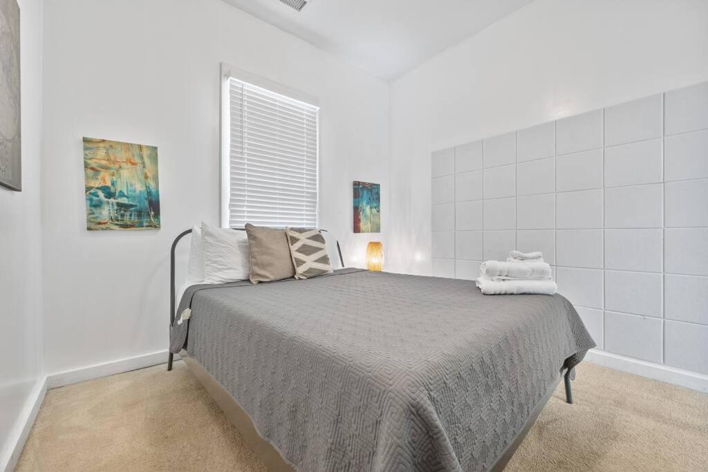Cozy home with Walk-In Closet, Front Porch & Parking