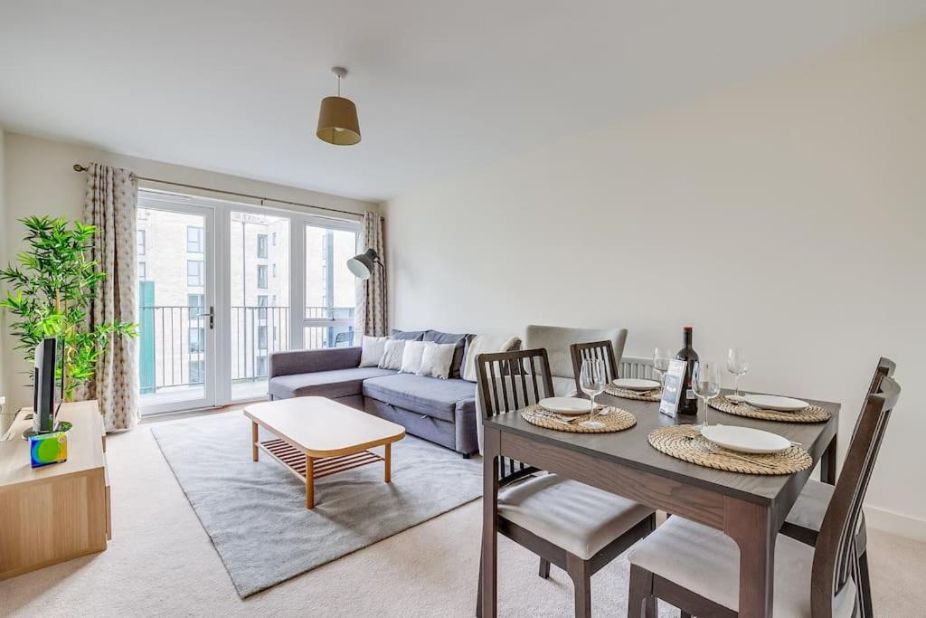 Last-Minute Secure l Sleeps Up to 8 l 2 Bedroom Apt By Capital Retreats Short Lets & Serviced Accommodation London With Balcony, Free WiFi