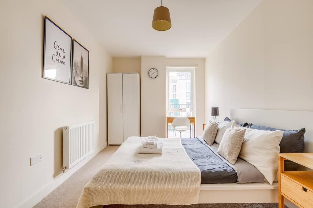 Last-Minute Secure l Sleeps Up to 8 l 2 Bedroom Apt By Capital Retreats Short Lets & Serviced Accommodation London With Balcony, Free WiFi