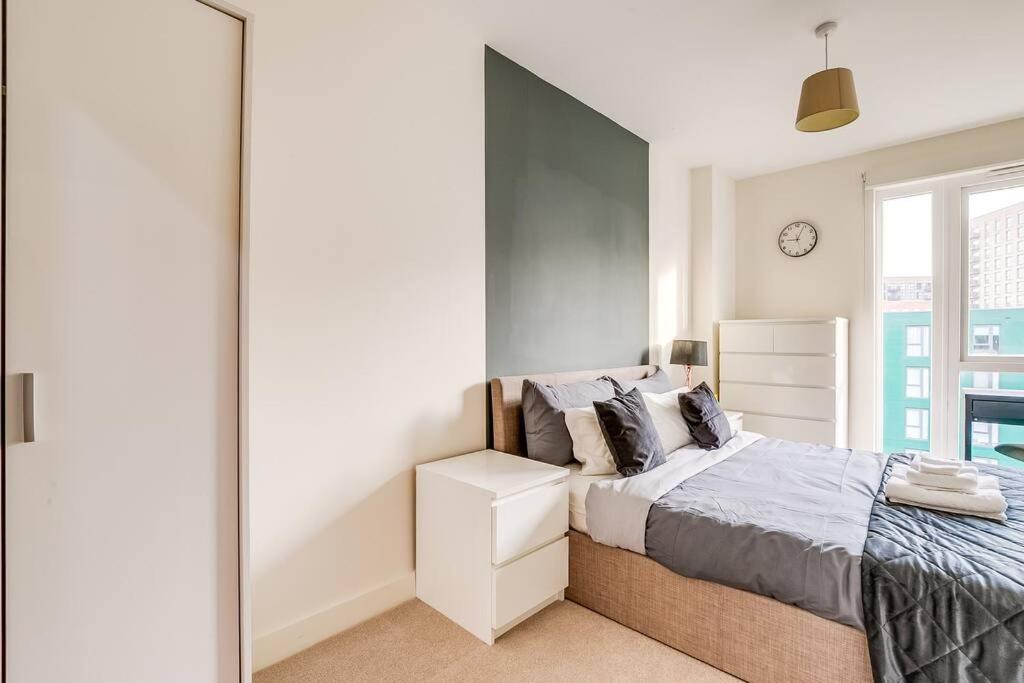 Last-Minute Secure l Sleeps Up to 8 l 2 Bedroom Apt By Capital Retreats Short Lets & Serviced Accommodation London With Balcony, Free WiFi