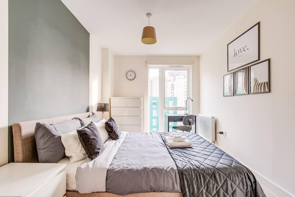 Last-Minute Secure l Sleeps Up to 8 l 2 Bedroom Apt By Capital Retreats Short Lets & Serviced Accommodation London With Balcony, Free WiFi