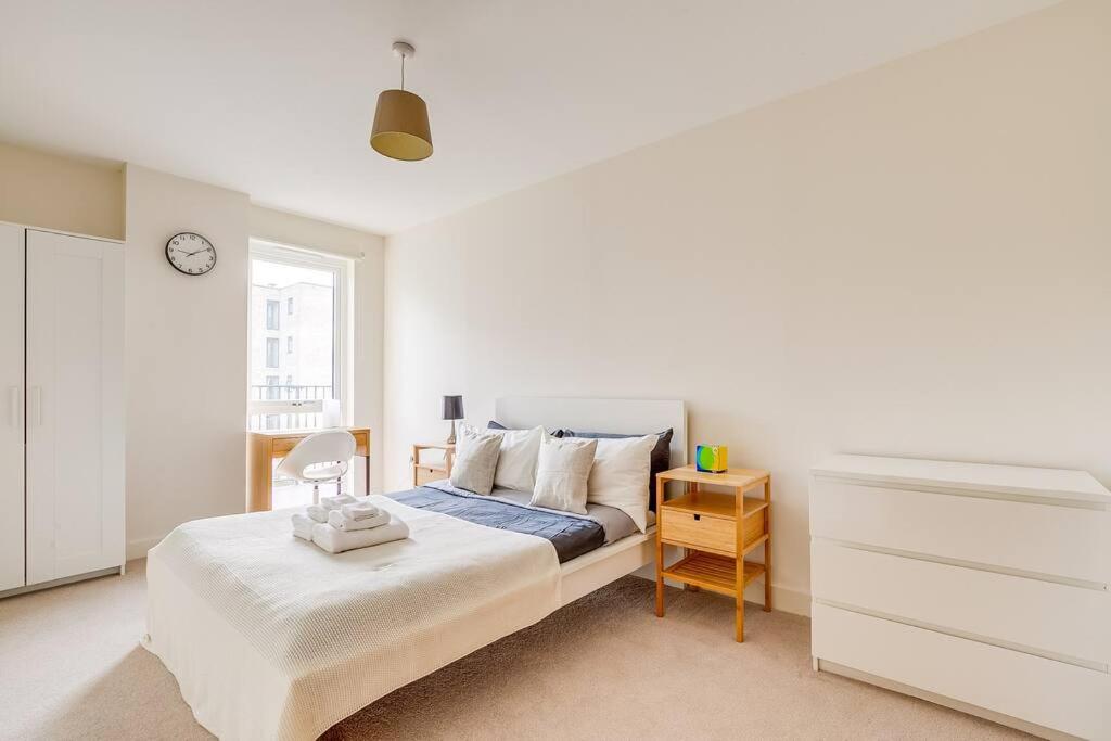 Last-Minute Secure l Sleeps Up to 8 l 2 Bedroom Apt By Capital Retreats Short Lets & Serviced Accommodation London With Balcony, Free WiFi