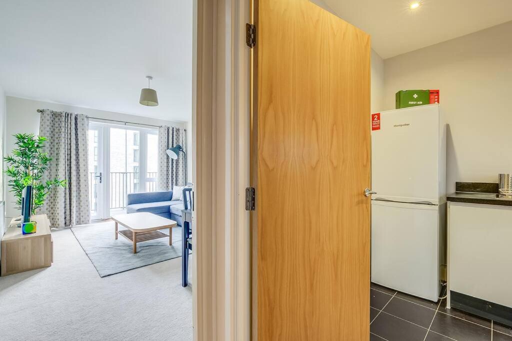 Last-Minute Secure l Sleeps Up to 8 l 2 Bedroom Apt By Capital Retreats Short Lets & Serviced Accommodation London With Balcony, Free WiFi