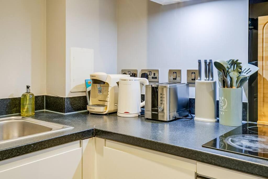 Last-Minute Secure l Sleeps Up to 8 l 2 Bedroom Apt By Capital Retreats Short Lets & Serviced Accommodation London With Balcony, Free WiFi