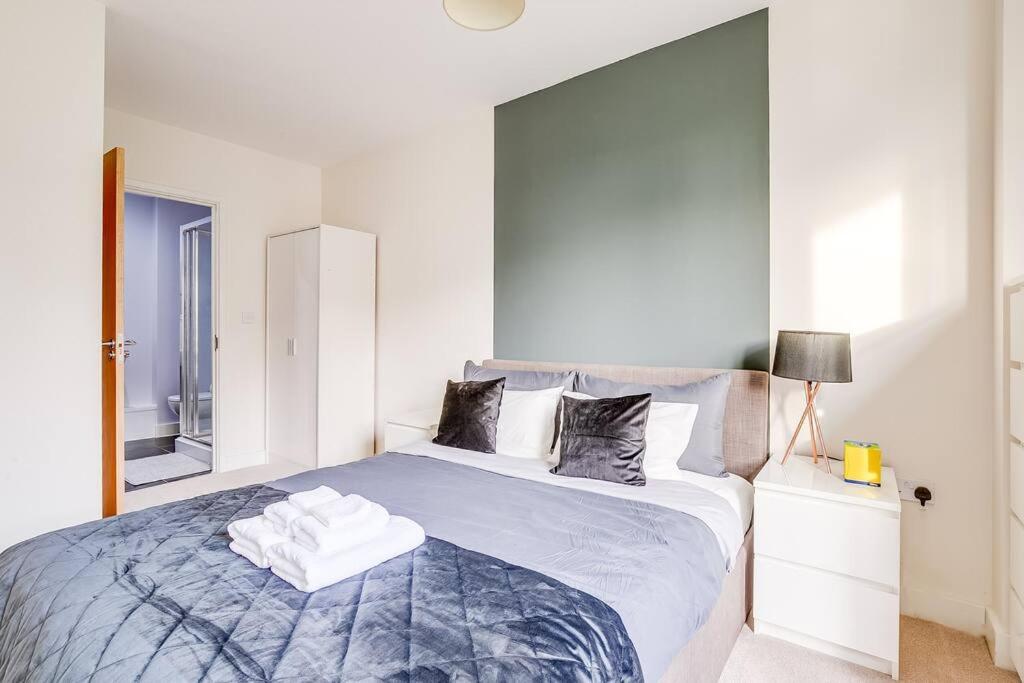 Last-Minute Secure l Sleeps Up to 8 l 2 Bedroom Apt By Capital Retreats Short Lets & Serviced Accommodation London With Balcony, Free WiFi