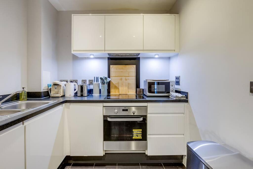 Last-Minute Secure l Sleeps Up to 8 l 2 Bedroom Apt By Capital Retreats Short Lets & Serviced Accommodation London With Balcony, Free WiFi