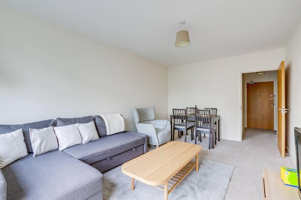 Last-Minute Secure l Sleeps Up to 8 l 2 Bedroom Apt By Capital Retreats Short Lets & Serviced Accommodation London With Balcony, Free WiFi