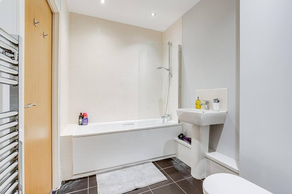 Last-Minute Secure l Sleeps Up to 8 l 2 Bedroom Apt By Capital Retreats Short Lets & Serviced Accommodation London With Balcony, Free WiFi