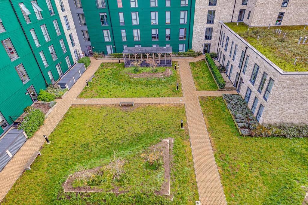 Last-Minute Secure l Sleeps Up to 8 l 2 Bedroom Apt By Capital Retreats Short Lets & Serviced Accommodation London With Balcony, Free WiFi