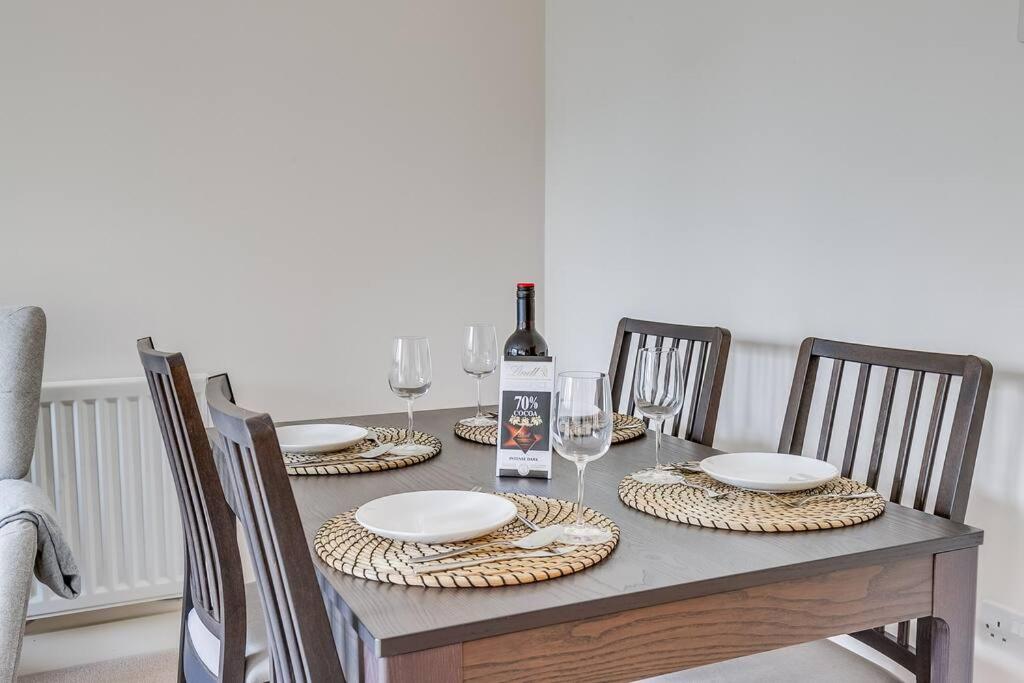 Last-Minute Secure l Sleeps Up to 8 l 2 Bedroom Apt By Capital Retreats Short Lets & Serviced Accommodation London With Balcony, Free WiFi