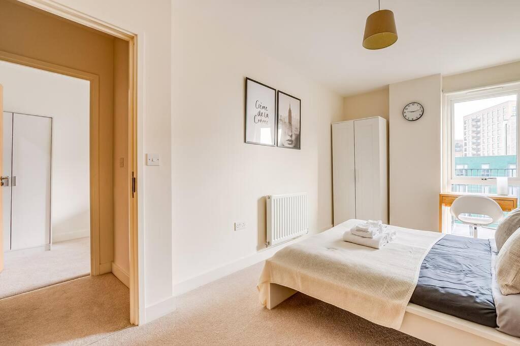 Last-Minute Secure l Sleeps Up to 8 l 2 Bedroom Apt By Capital Retreats Short Lets & Serviced Accommodation London With Balcony, Free WiFi