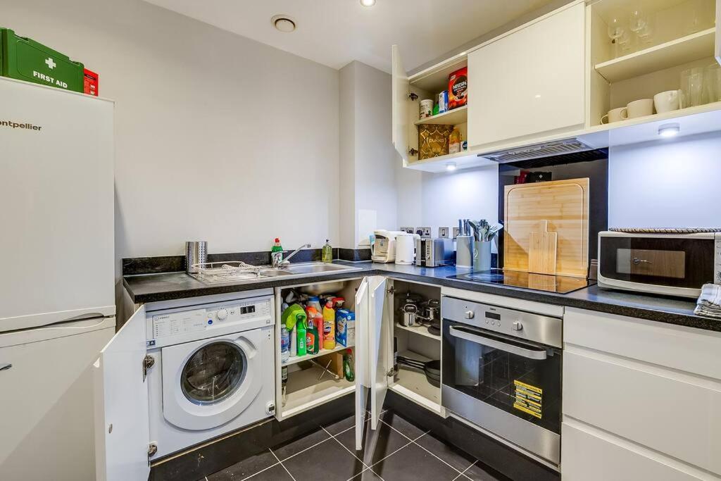 Last-Minute Secure l Sleeps Up to 8 l 2 Bedroom Apt By Capital Retreats Short Lets & Serviced Accommodation London With Balcony, Free WiFi