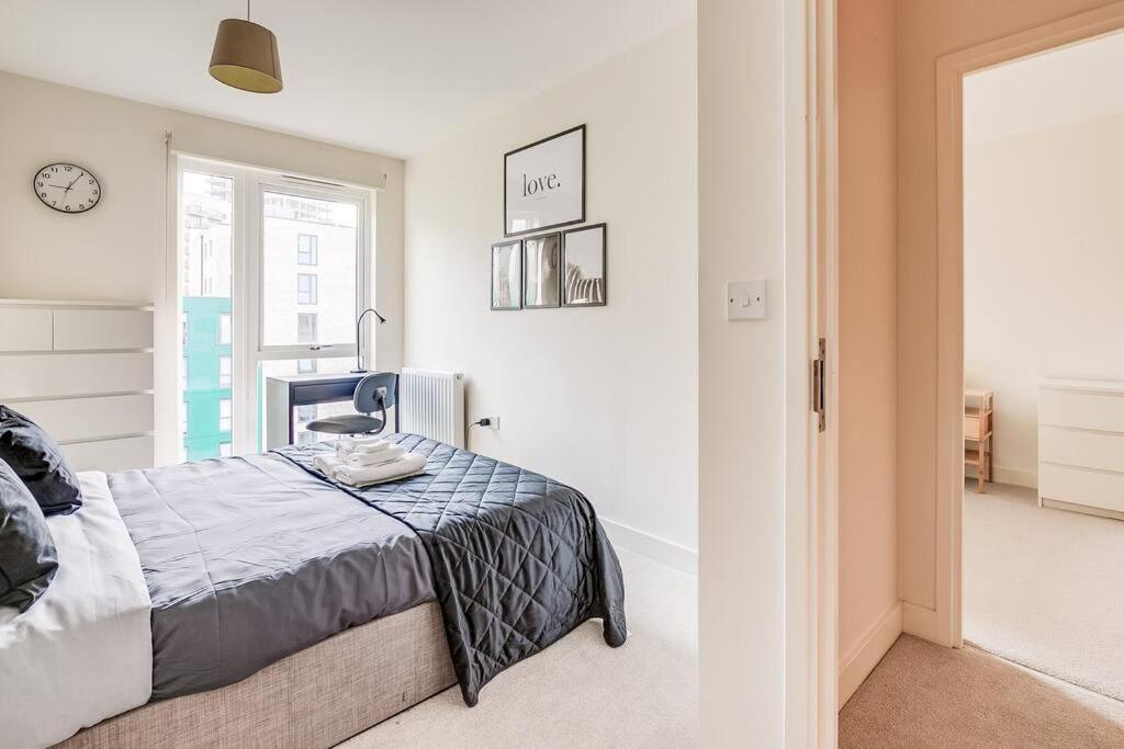 Last-Minute Secure l Sleeps Up to 8 l 2 Bedroom Apt By Capital Retreats Short Lets & Serviced Accommodation London With Balcony, Free WiFi