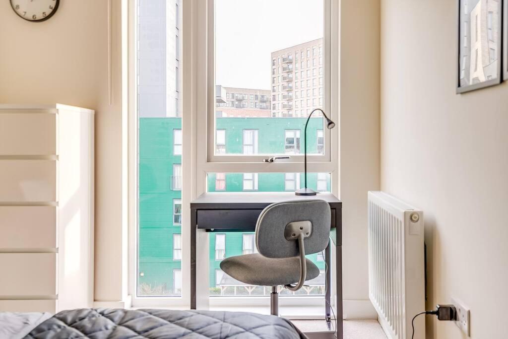 Last-Minute Secure l Sleeps Up to 8 l 2 Bedroom Apt By Capital Retreats Short Lets & Serviced Accommodation London With Balcony, Free WiFi
