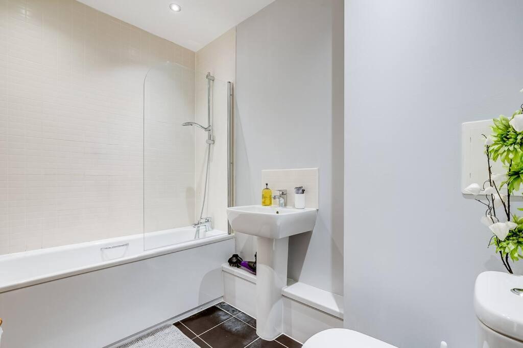 Last-Minute Secure l Sleeps Up to 8 l 2 Bedroom Apt By Capital Retreats Short Lets & Serviced Accommodation London With Balcony, Free WiFi