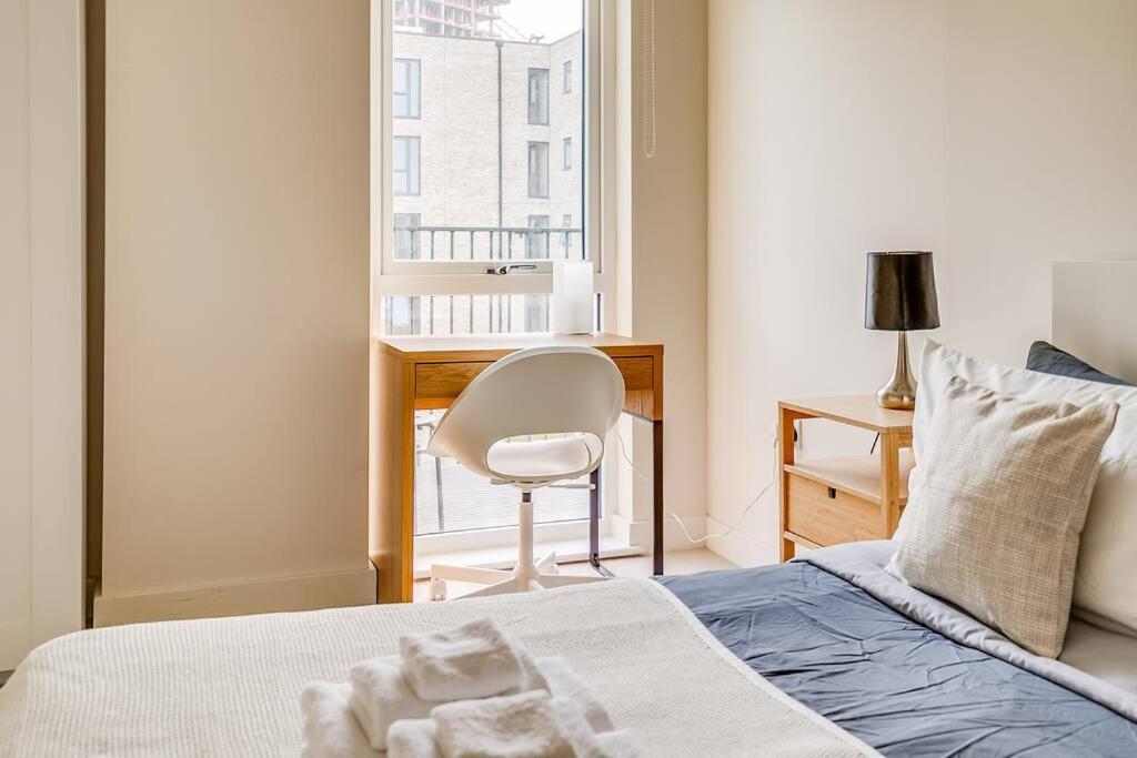Last-Minute Secure l Sleeps Up to 8 l 2 Bedroom Apt By Capital Retreats Short Lets & Serviced Accommodation London With Balcony, Free WiFi