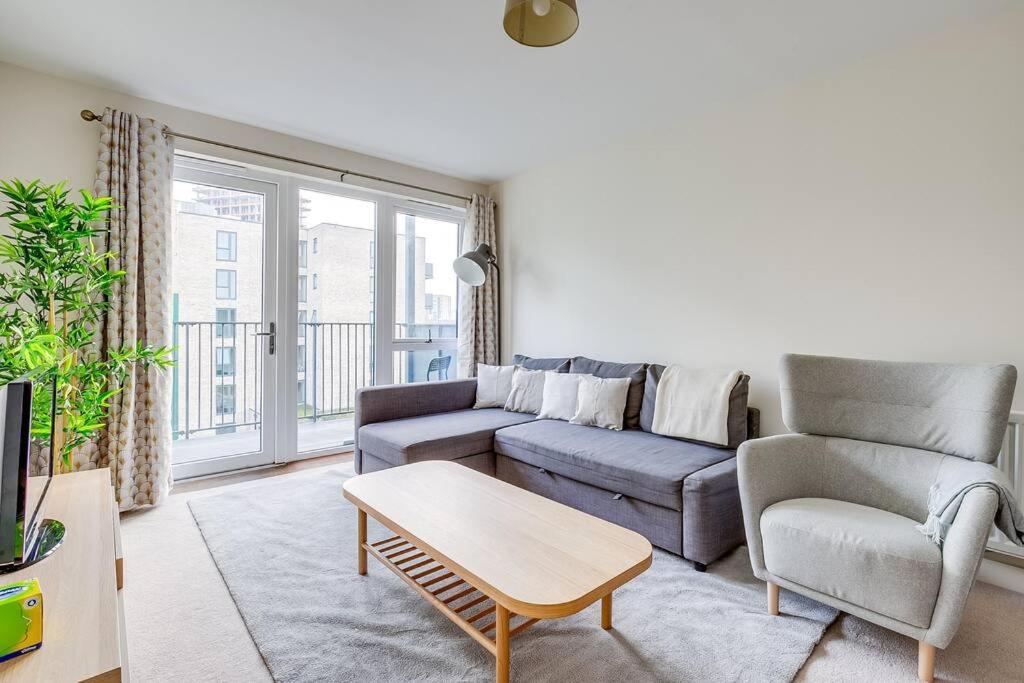 Last-Minute Secure l Sleeps Up to 8 l 2 Bedroom Apt By Capital Retreats Short Lets & Serviced Accommodation London With Balcony, Free WiFi
