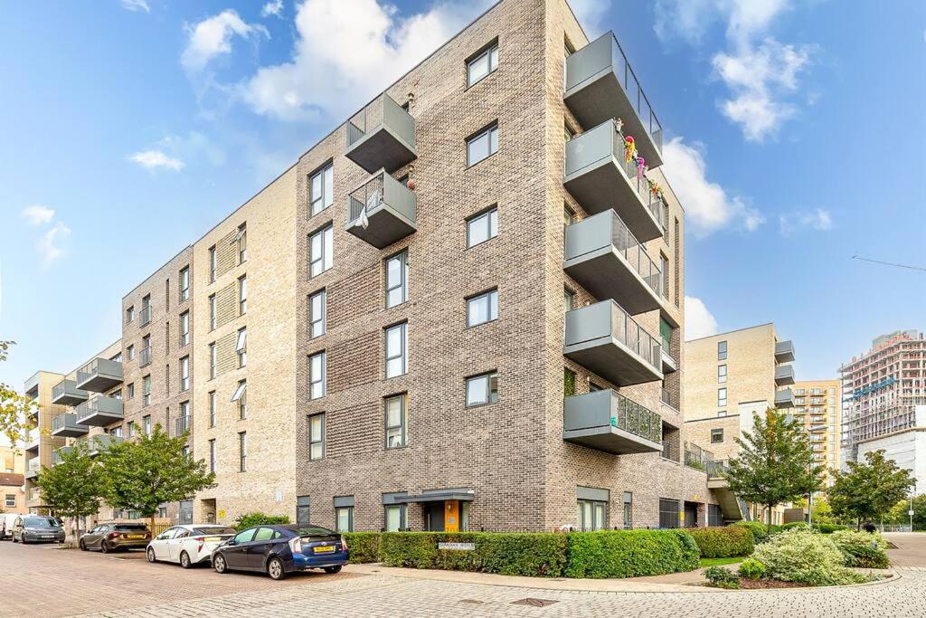 Last-Minute Secure l Sleeps Up to 8 l 2 Bedroom Apt By Capital Retreats Short Lets & Serviced Accommodation London With Balcony, Free WiFi