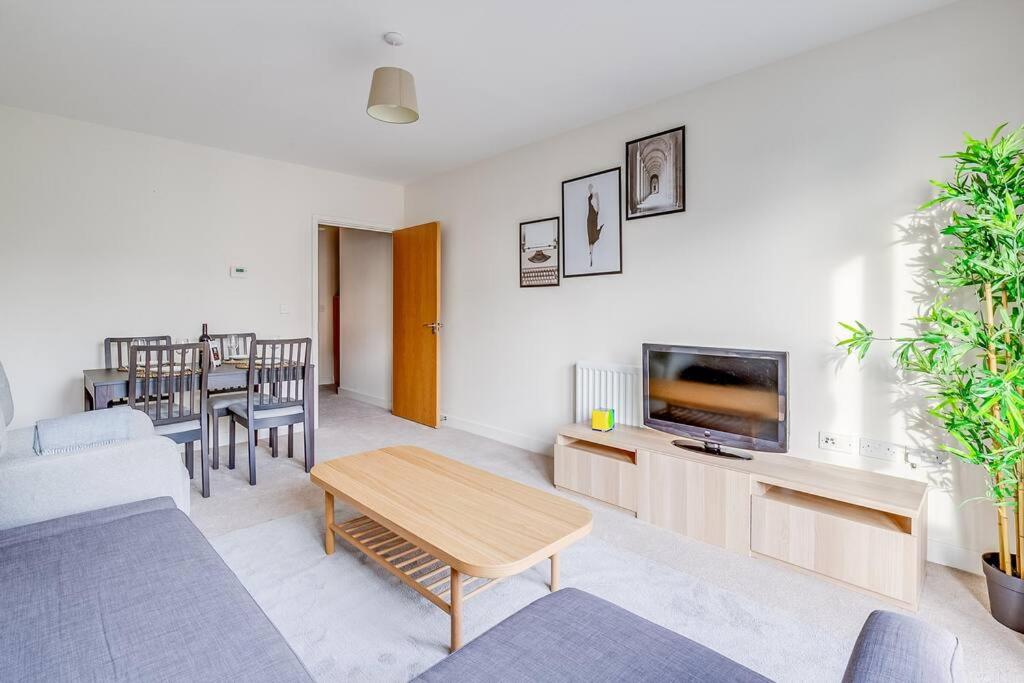 Last-Minute Secure l Sleeps Up to 8 l 2 Bedroom Apt By Capital Retreats Short Lets & Serviced Accommodation London With Balcony, Free WiFi