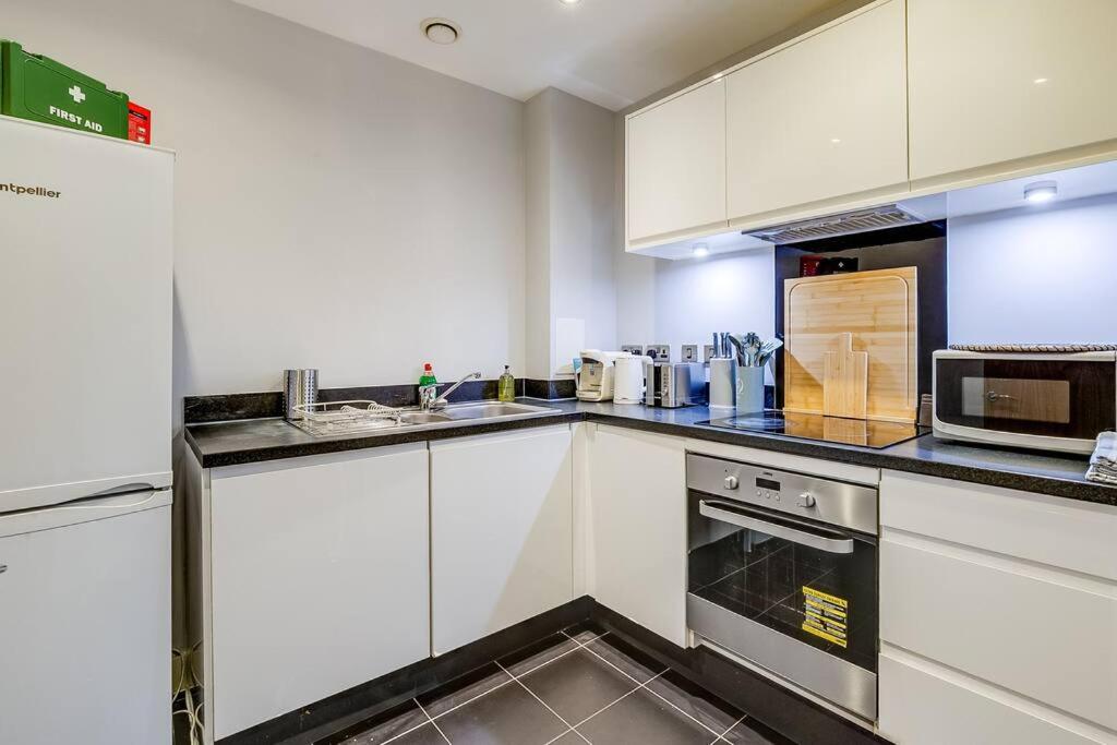 Last-Minute Secure l Sleeps Up to 8 l 2 Bedroom Apt By Capital Retreats Short Lets & Serviced Accommodation London With Balcony, Free WiFi