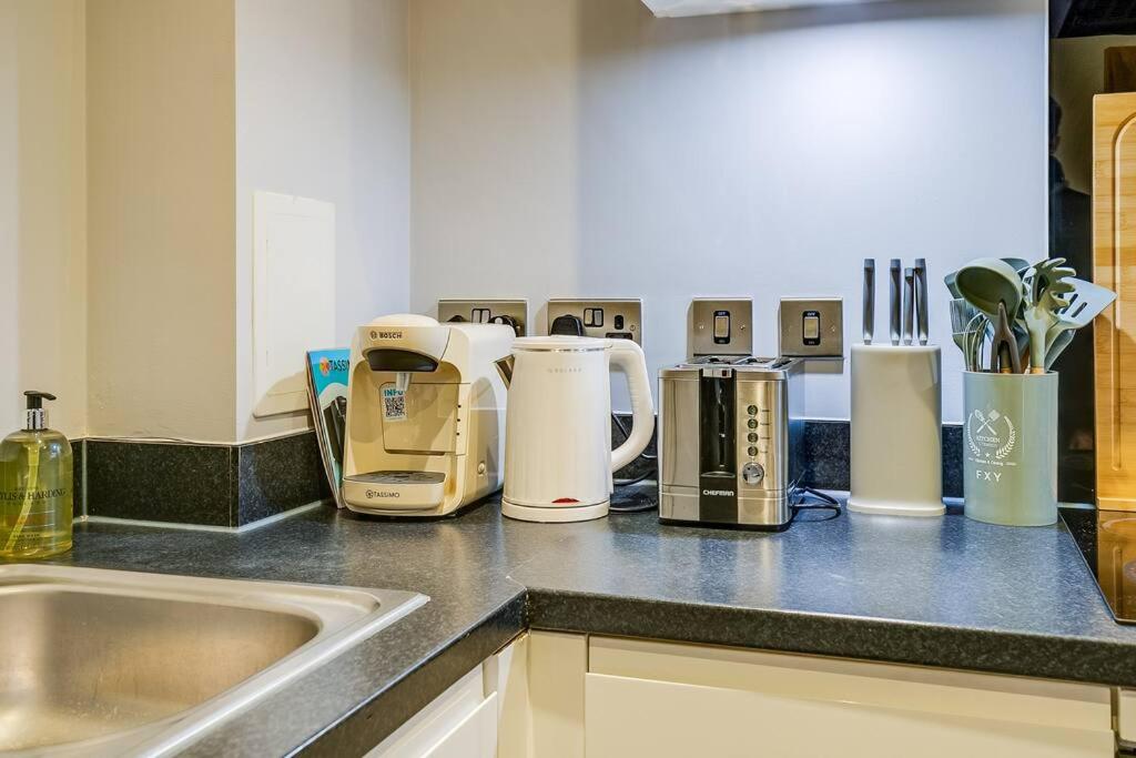 Last-Minute Secure l Sleeps Up to 8 l 2 Bedroom Apt By Capital Retreats Short Lets & Serviced Accommodation London With Balcony, Free WiFi