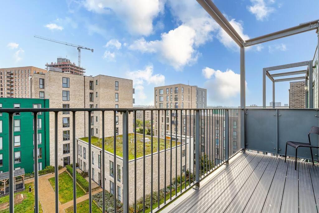 Last-Minute Secure l Sleeps Up to 8 l 2 Bedroom Apt By Capital Retreats Short Lets & Serviced Accommodation London With Balcony, Free WiFi