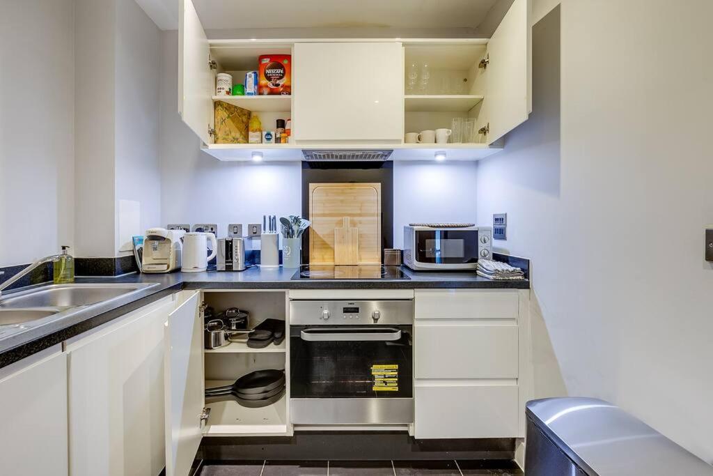 Last-Minute Secure l Sleeps Up to 8 l 2 Bedroom Apt By Capital Retreats Short Lets & Serviced Accommodation London With Balcony, Free WiFi