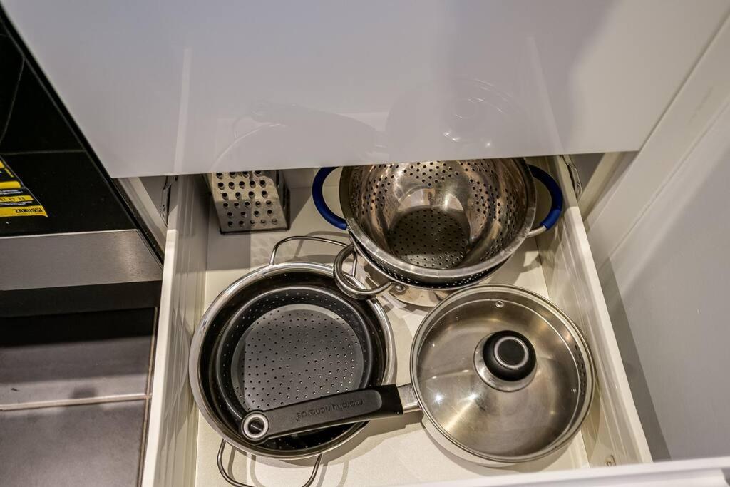 Last-Minute Secure l Sleeps Up to 8 l 2 Bedroom Apt By Capital Retreats Short Lets & Serviced Accommodation London With Balcony, Free WiFi