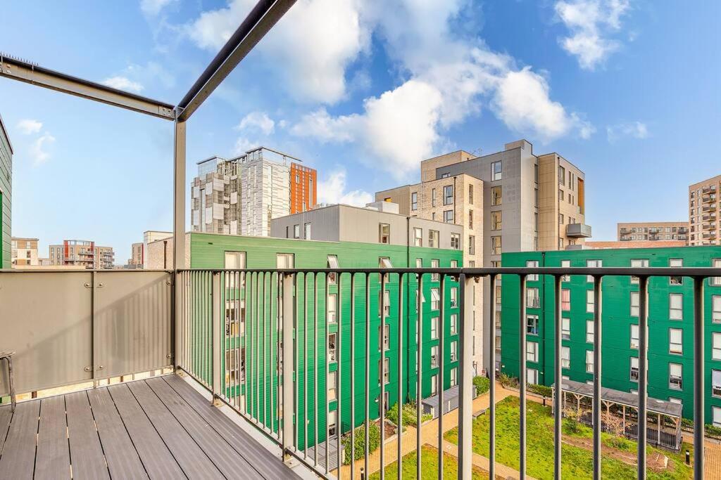 Last-Minute Secure l Sleeps Up to 8 l 2 Bedroom Apt By Capital Retreats Short Lets & Serviced Accommodation London With Balcony, Free WiFi
