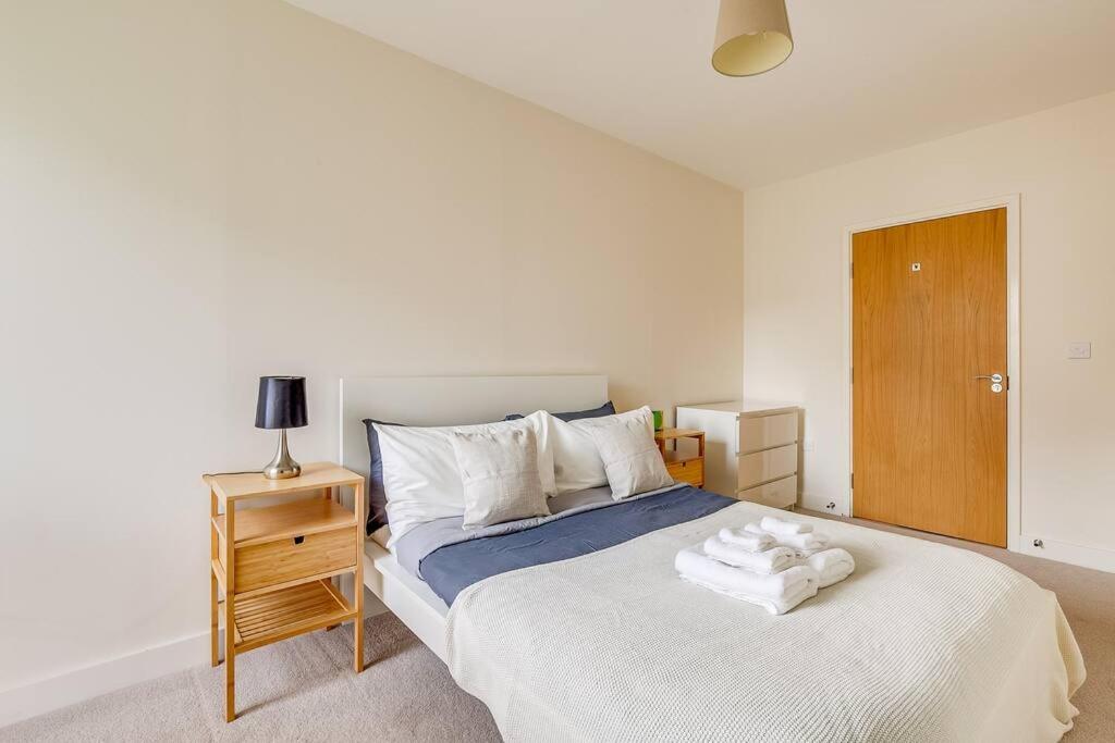 Last-Minute Secure l Sleeps Up to 8 l 2 Bedroom Apt By Capital Retreats Short Lets & Serviced Accommodation London With Balcony, Free WiFi