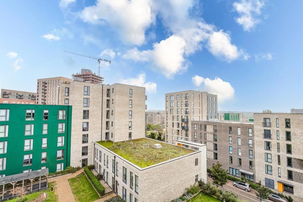 Last-Minute Secure l Sleeps Up to 8 l 2 Bedroom Apt By Capital Retreats Short Lets & Serviced Accommodation London With Balcony, Free WiFi