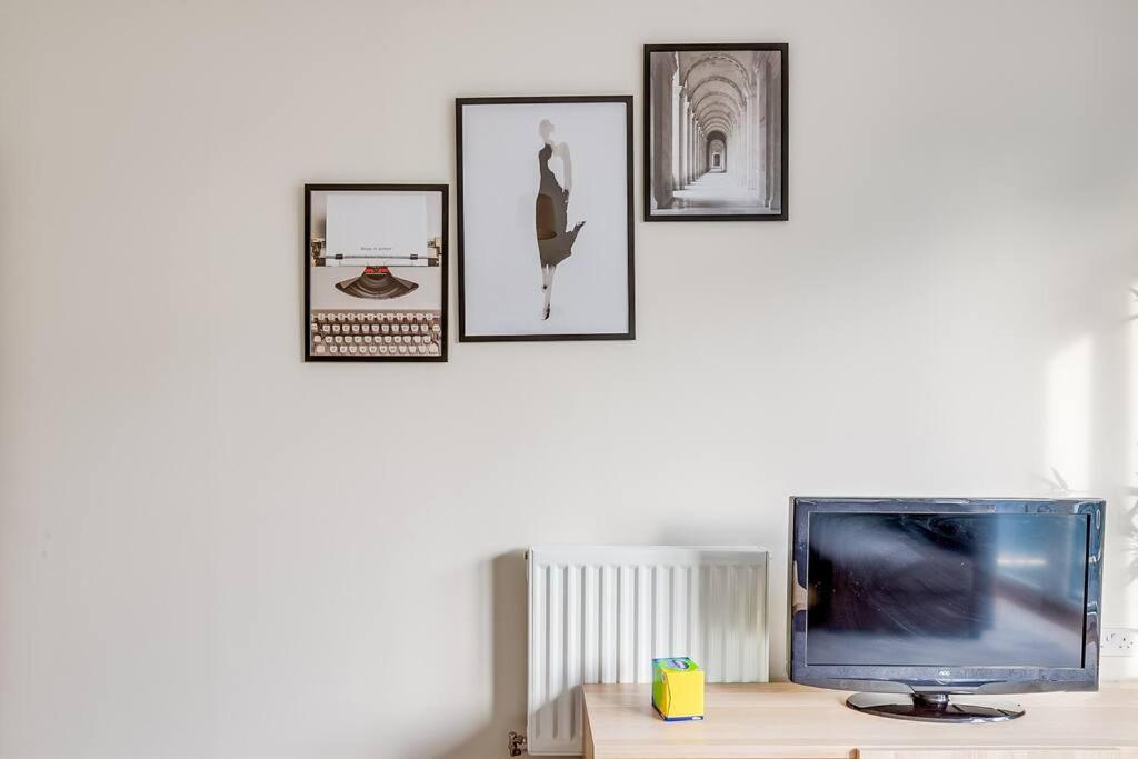 Last-Minute Secure l Sleeps Up to 8 l 2 Bedroom Apt By Capital Retreats Short Lets & Serviced Accommodation London With Balcony, Free WiFi