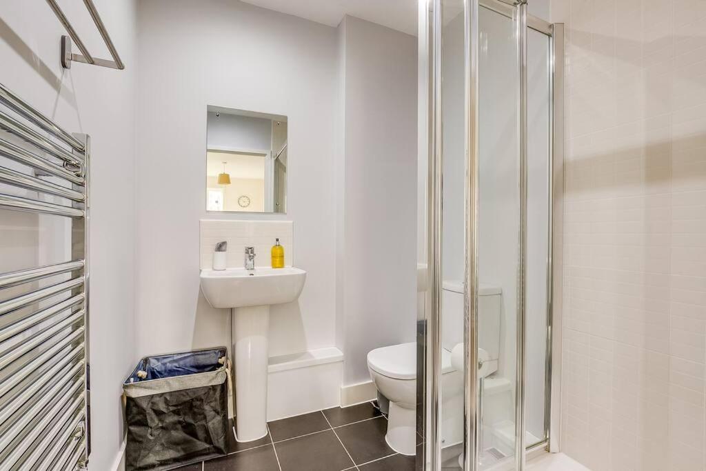 Last-Minute Secure l Sleeps Up to 8 l 2 Bedroom Apt By Capital Retreats Short Lets & Serviced Accommodation London With Balcony, Free WiFi