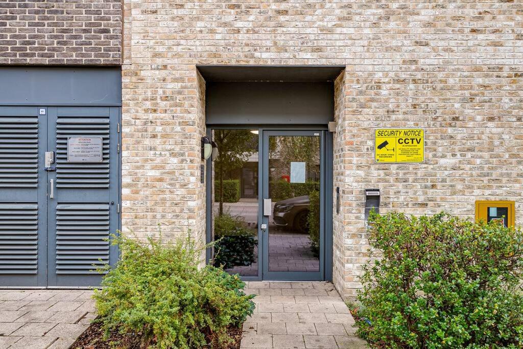 Last-Minute Secure l Sleeps Up to 8 l 2 Bedroom Apt By Capital Retreats Short Lets & Serviced Accommodation London With Balcony, Free WiFi