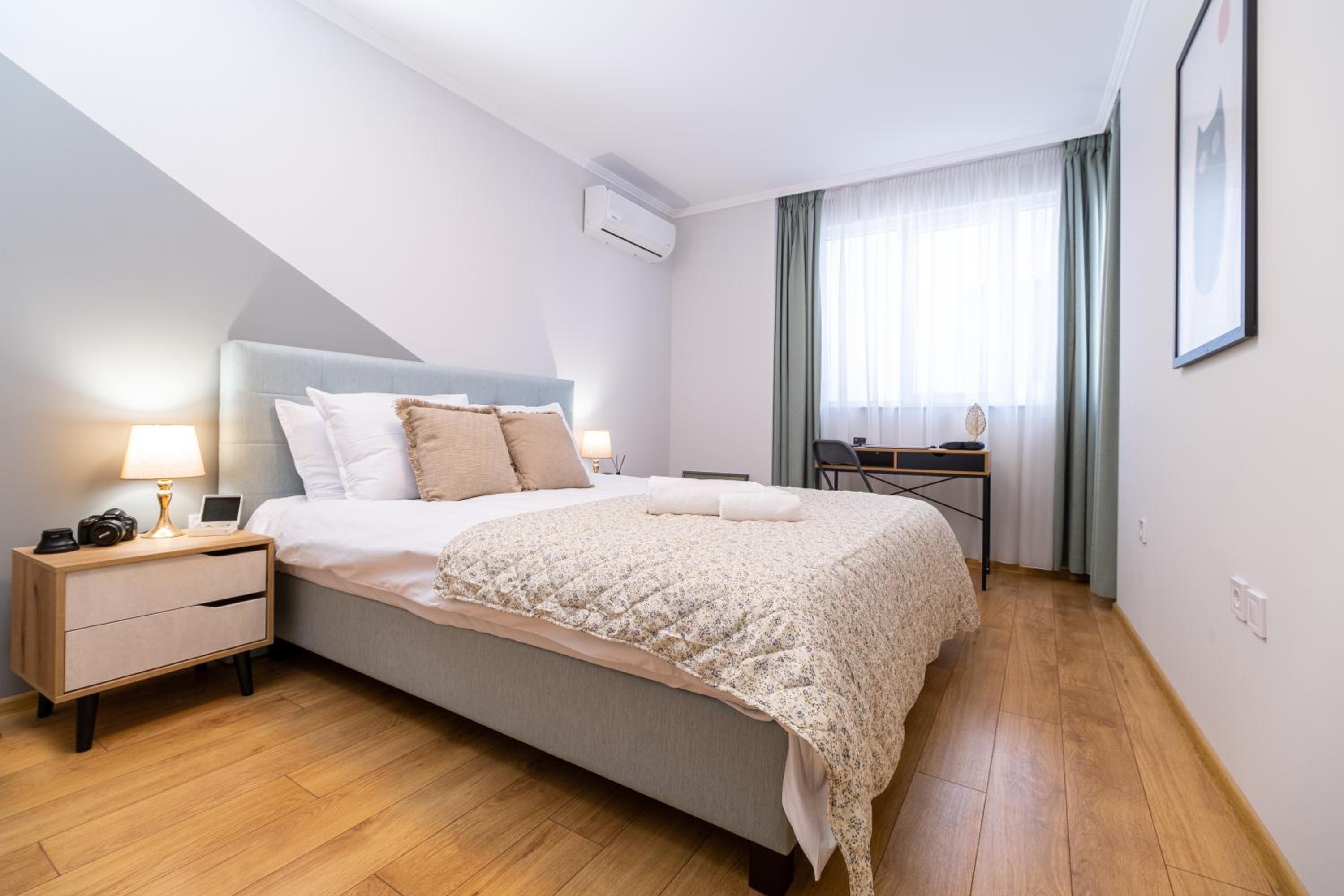Modern & Elegant City Center Apartments