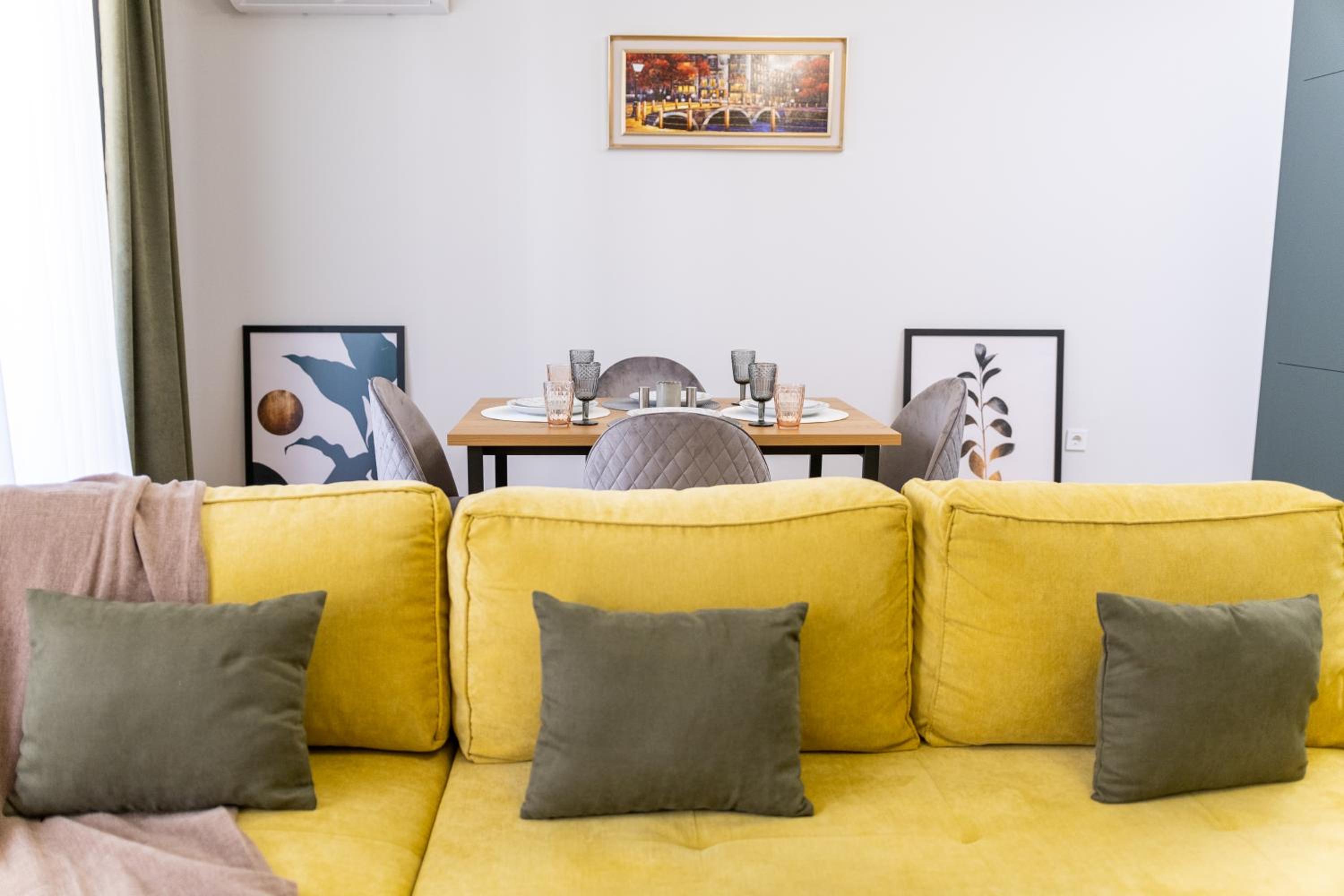 Modern & Elegant City Center Apartments
