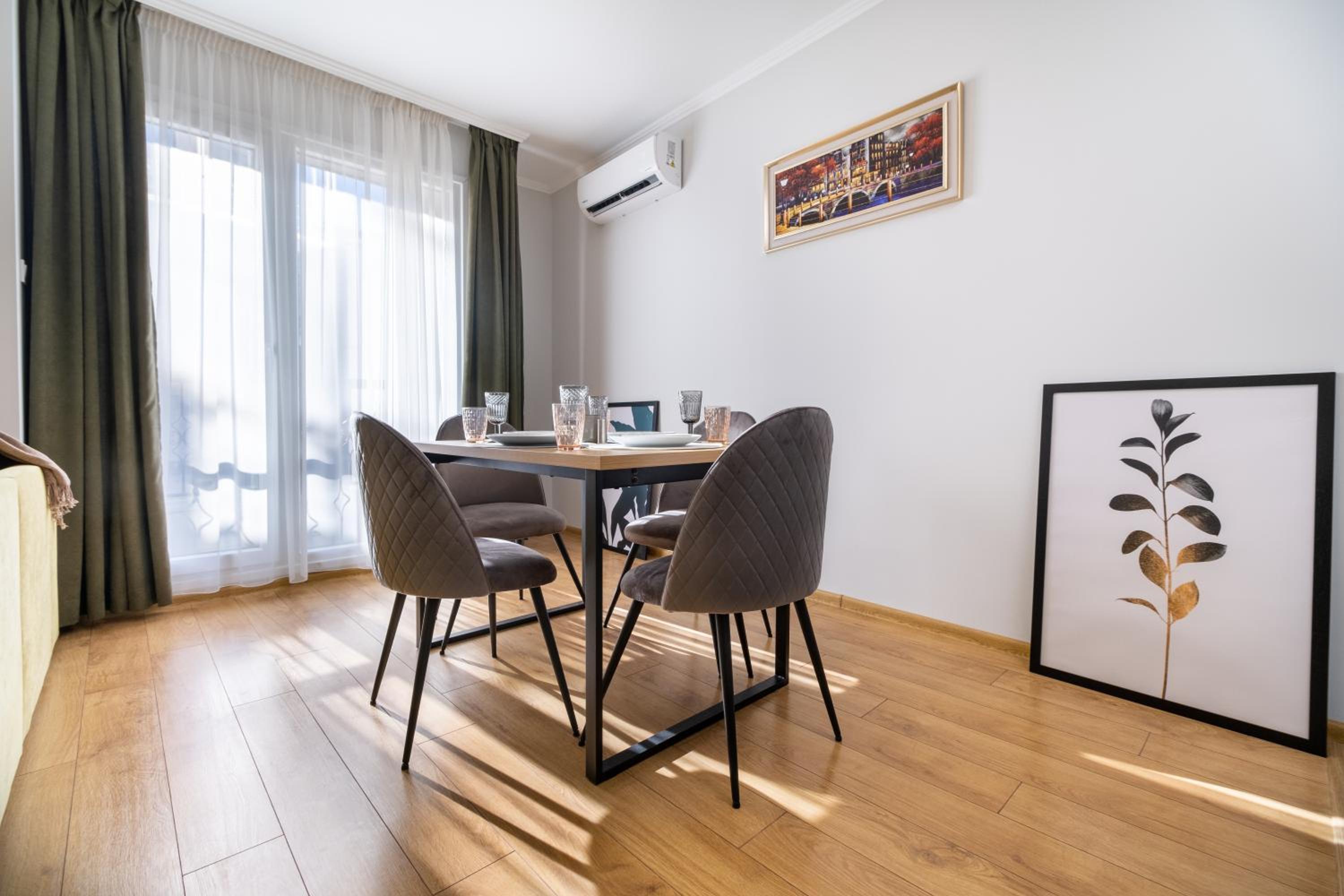 Modern & Elegant City Center Apartments