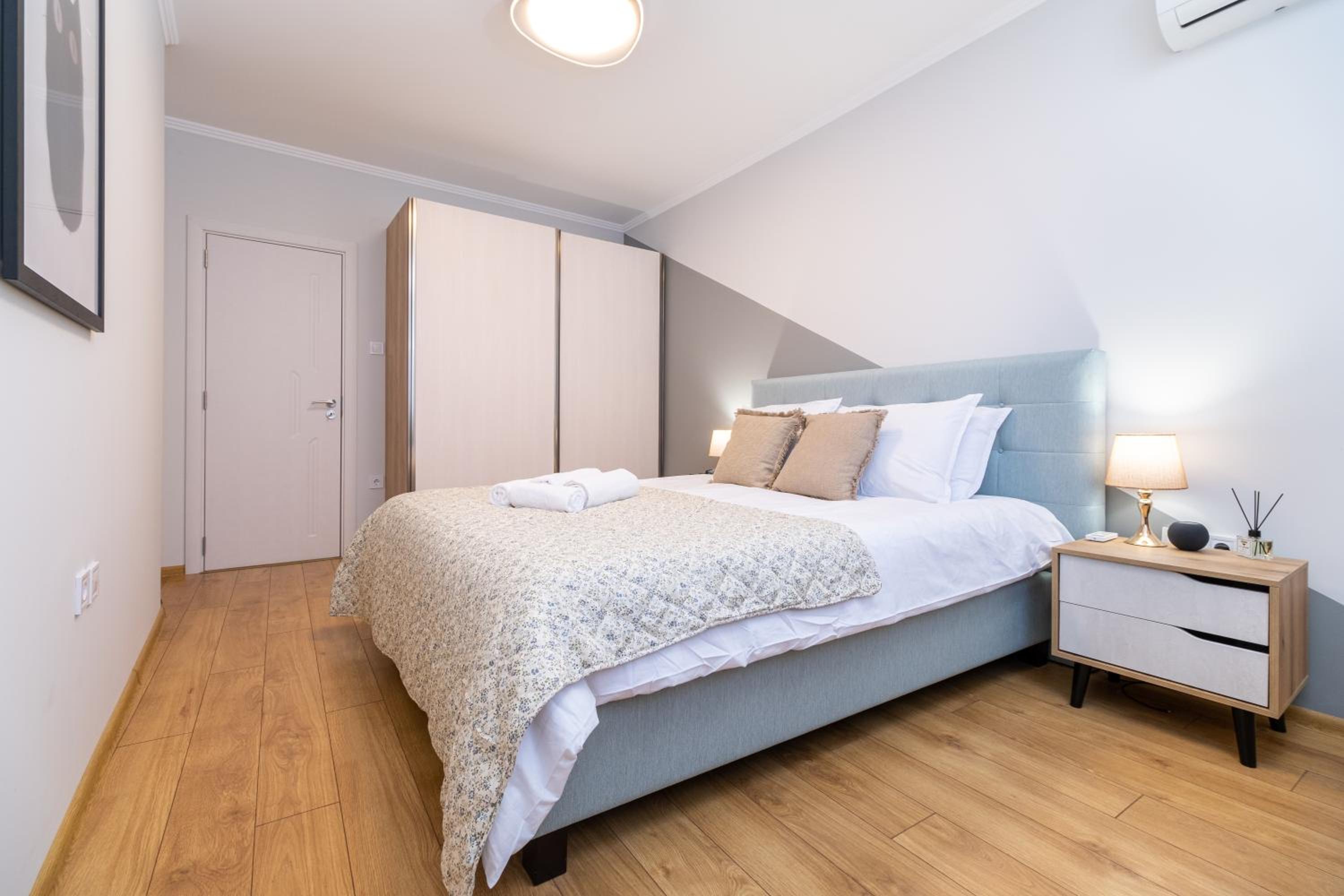 Modern & Elegant City Center Apartments
