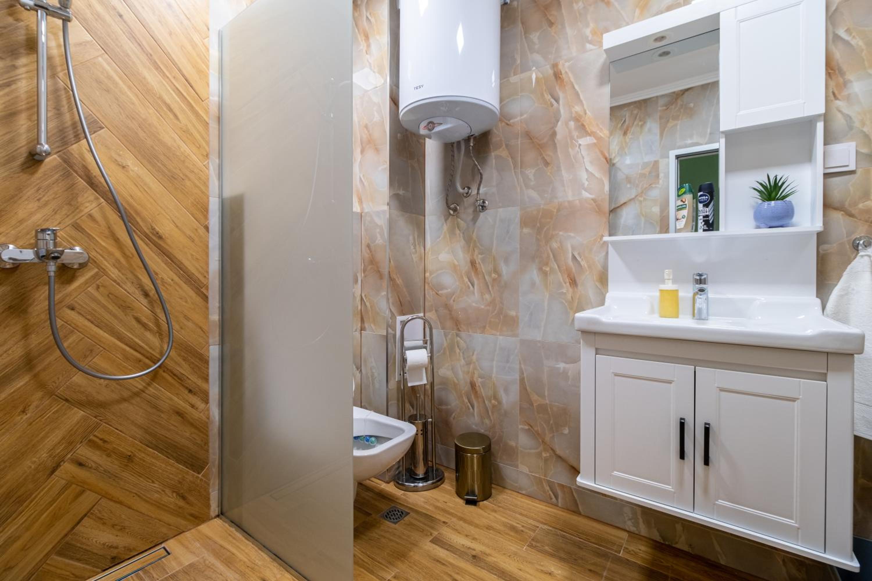 Modern & Elegant City Center Apartments